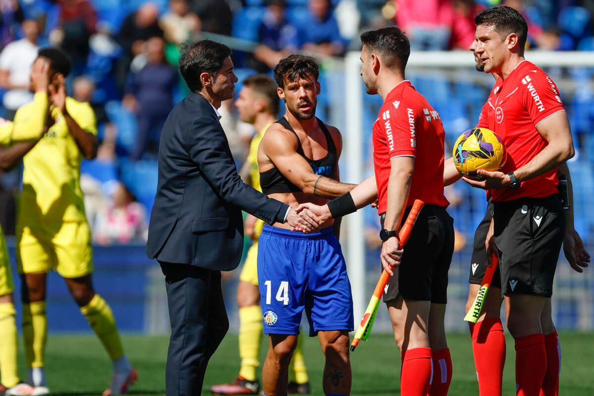  Marcelino García Toral saluda al árbitro Díaz de Mera tras el Getafe-Villarreal CF.