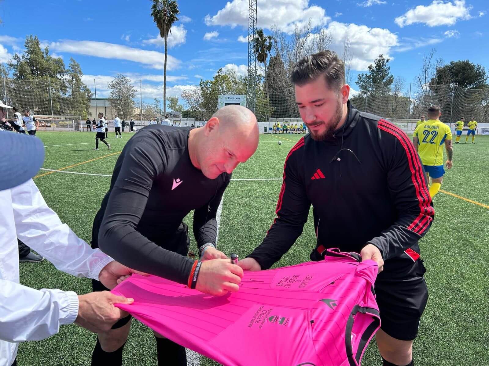 Mateu Lahoz firma su camiseta para sortearla para los afectados por la DANA