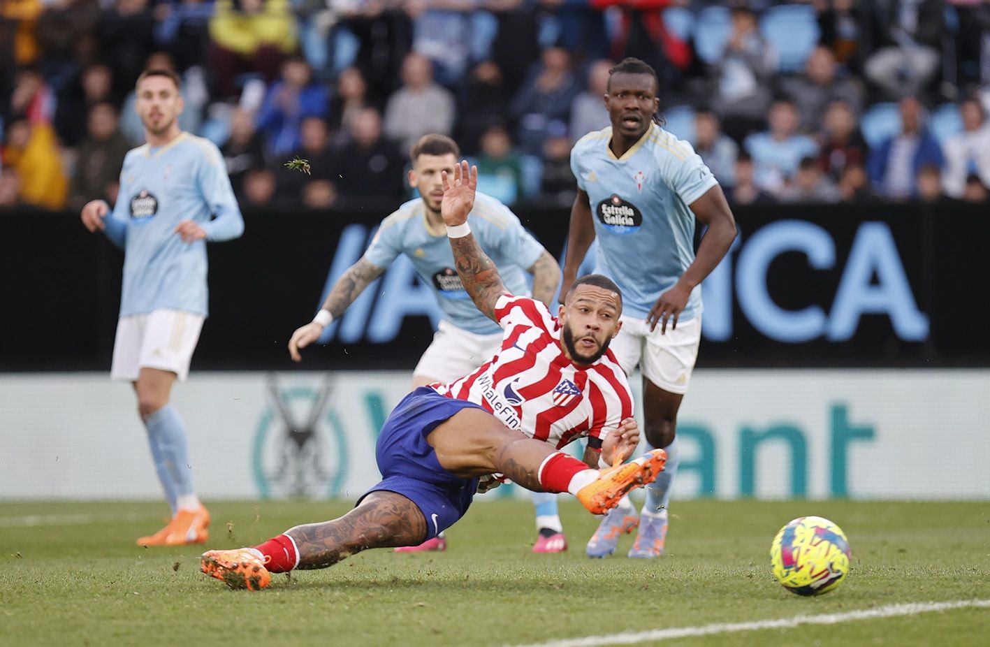 Memphis Depay remata el gol del Atlético de Madrid ante el Celta.