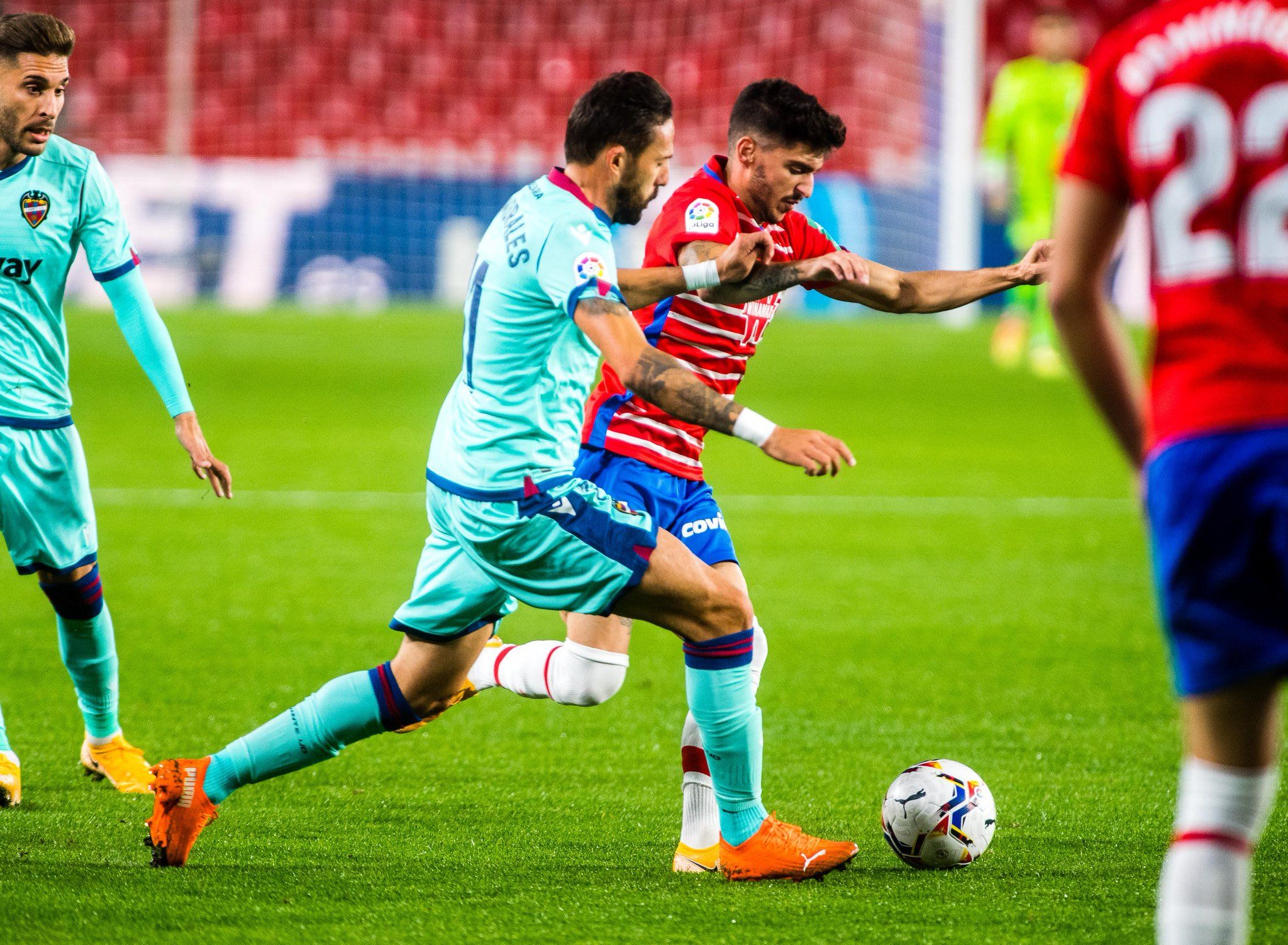 Morales presiona a Neva durante el Granada-Levante.