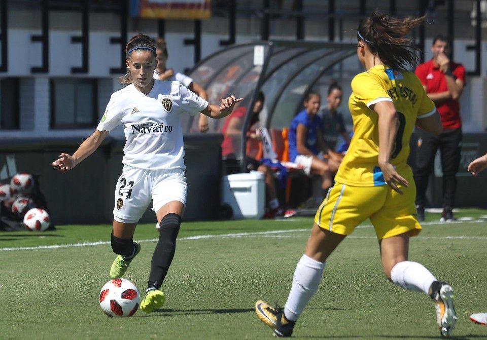  Naiara Beristain conduce el balón contra el Espanyol.