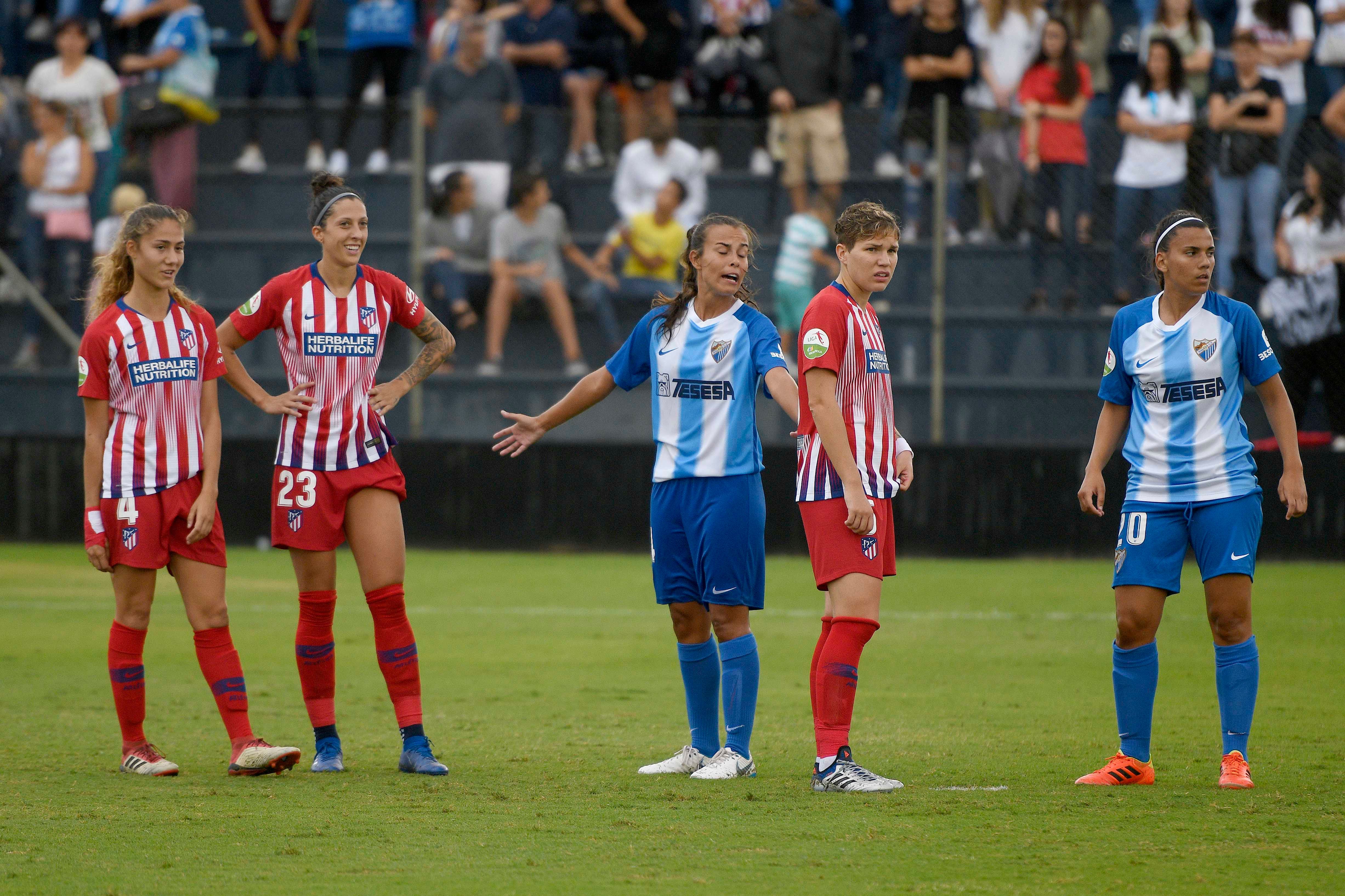  Noelia, alentando a sus compañeras durante el partido.