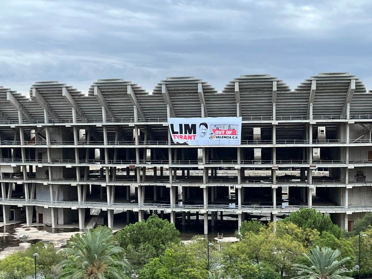 Nou Mestalla con una pancarta contra Peter Lim