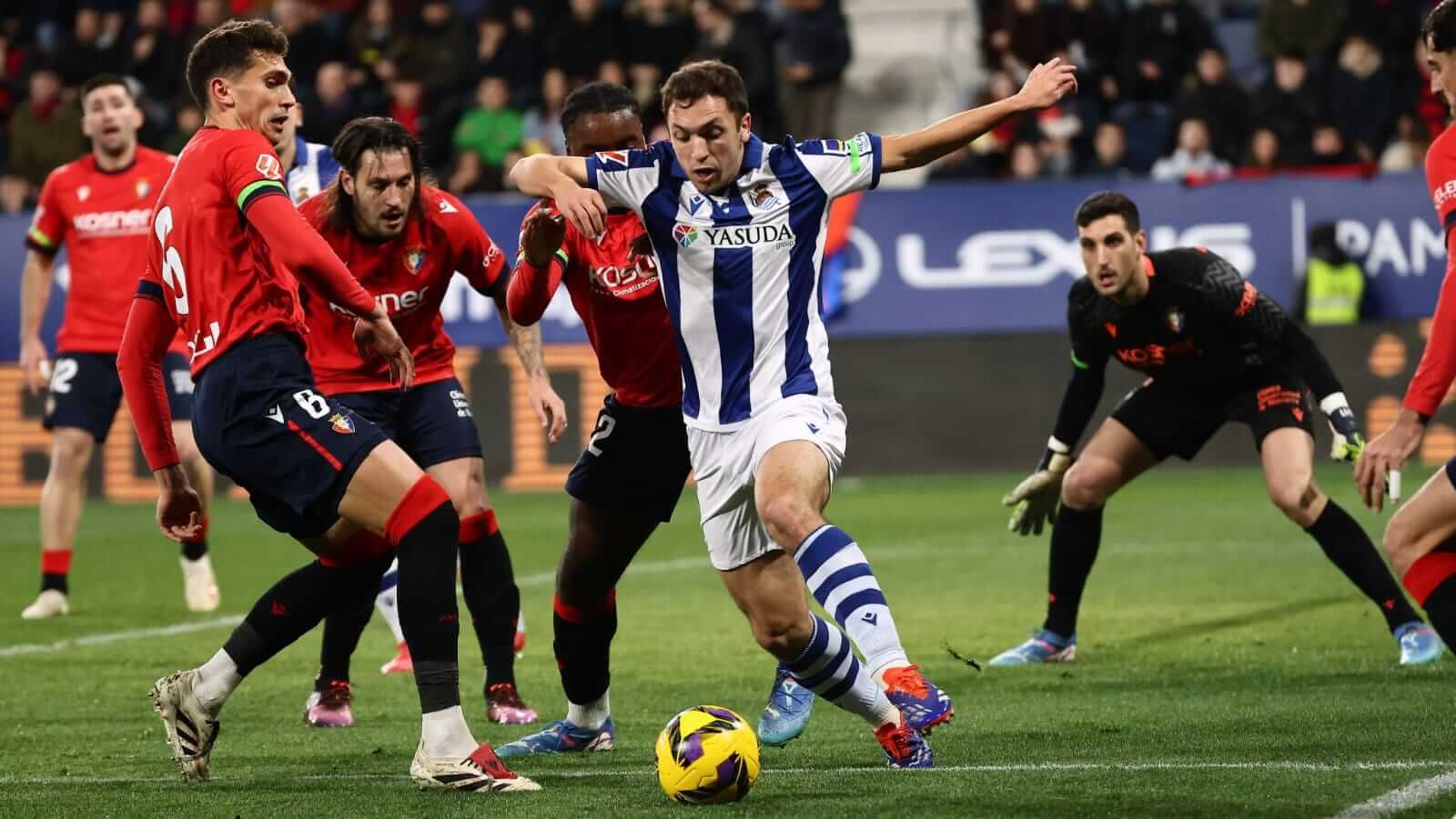 Olasagasti conduce un balón en El Sadar.