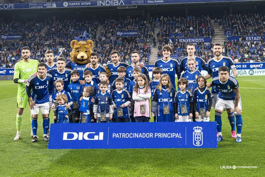 Once del Real Oviedo ante el Amorebieta.