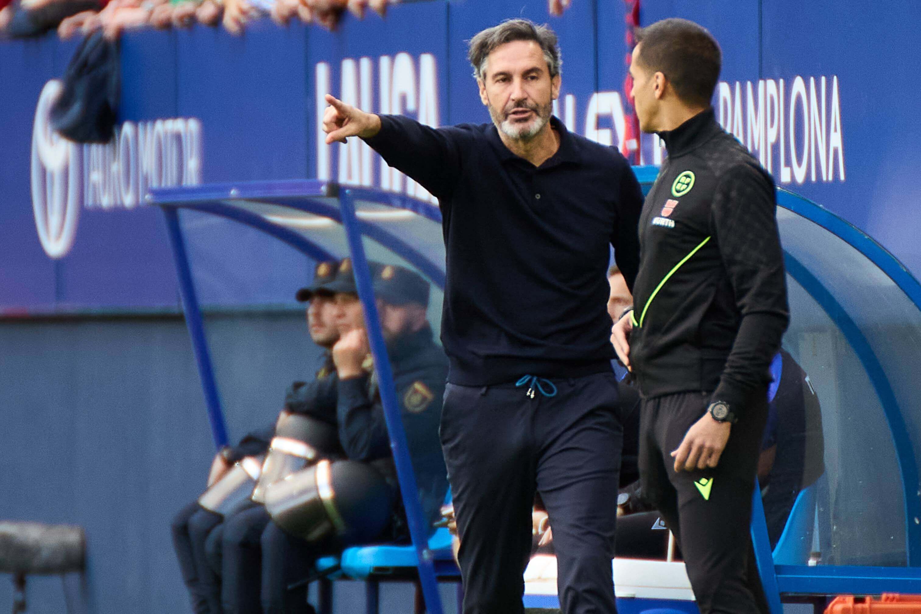 Vicente Moreno protesta una acción en el Osasuna-Villarreal.