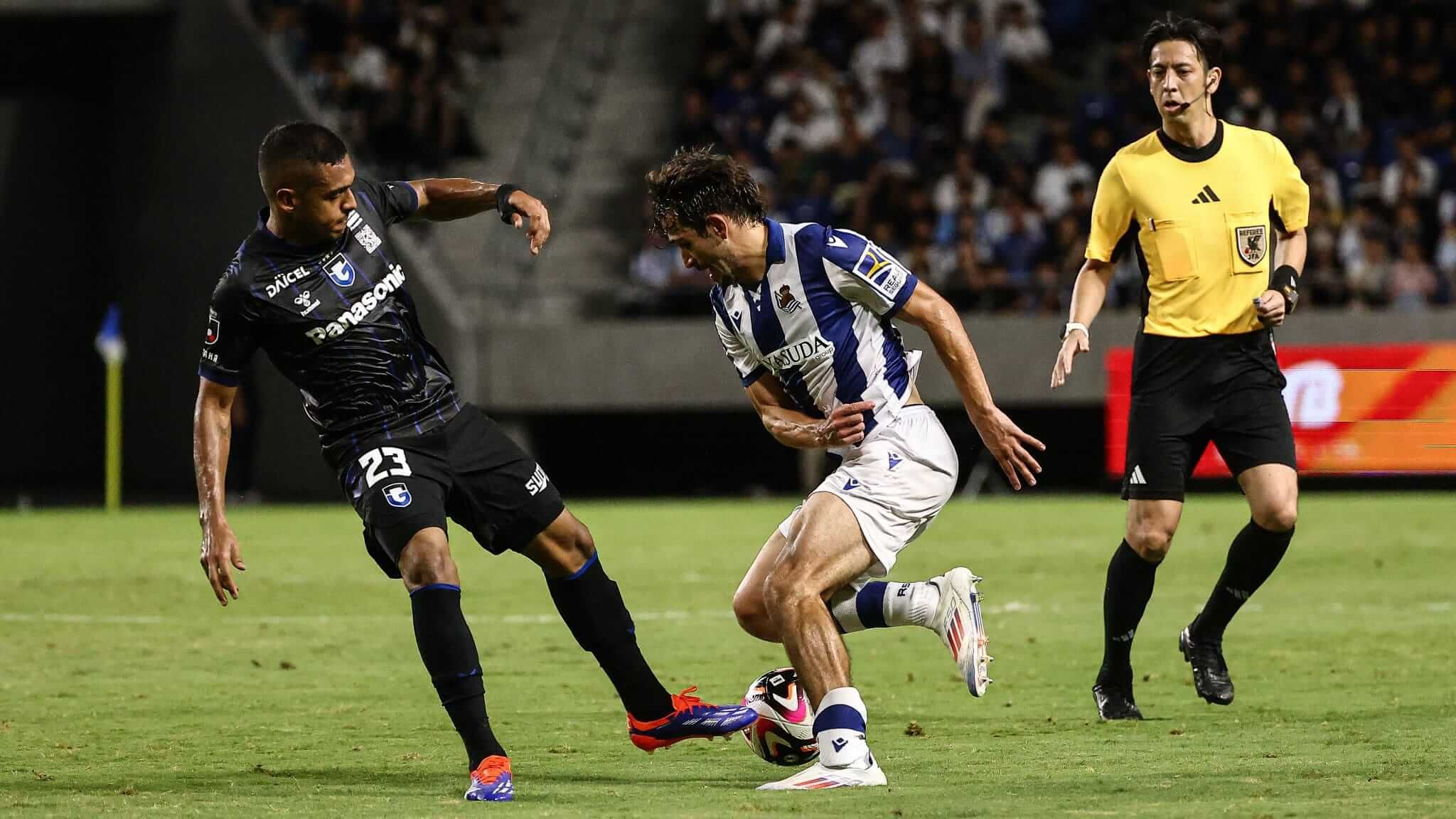  Pablo Marín conduce un balón en el amistoso en Japón.