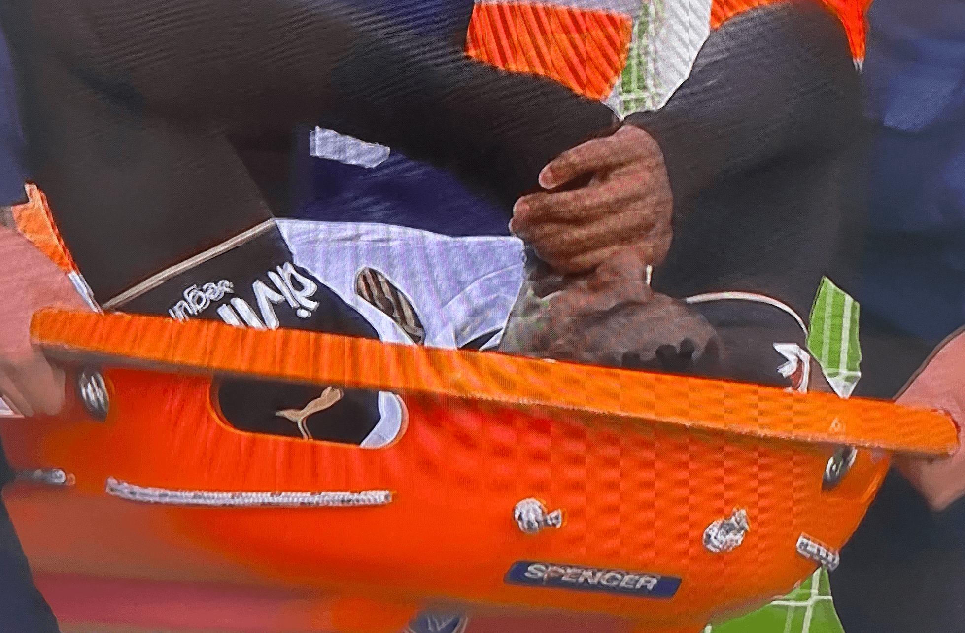 Preocupación con Thierry Correia: se va en camilla y entre lágrimas