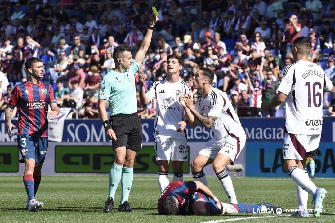  Jugadores de Albacete y Huesca protestan una tarjeta a Cid Camacho.