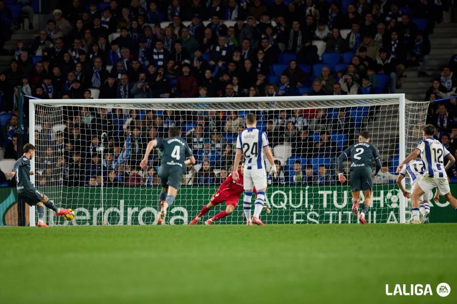 Puado transforma el penalti cometido por Aguerd.