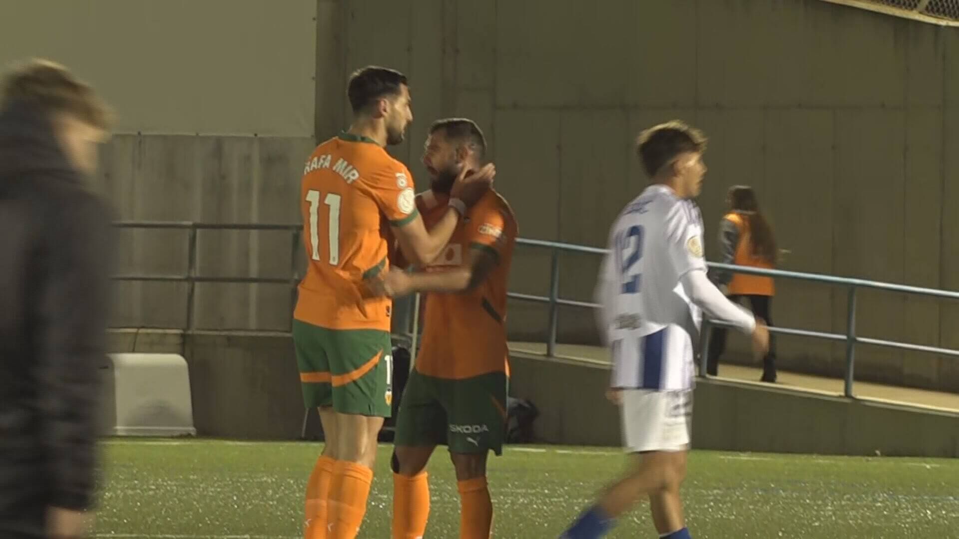  Rafa Mir, abrazado por Luis Rioja tras el Ejea-Valencia.