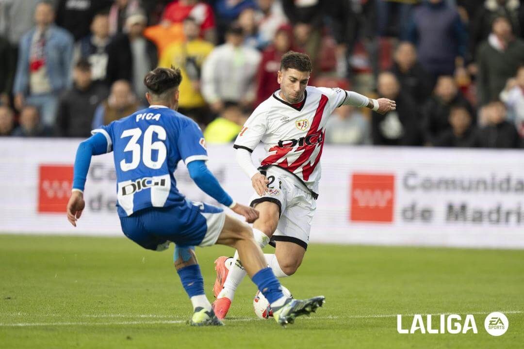  Adrián Embarba trata de marcharse de Pica en el Rayo Vallecano-Alavés.