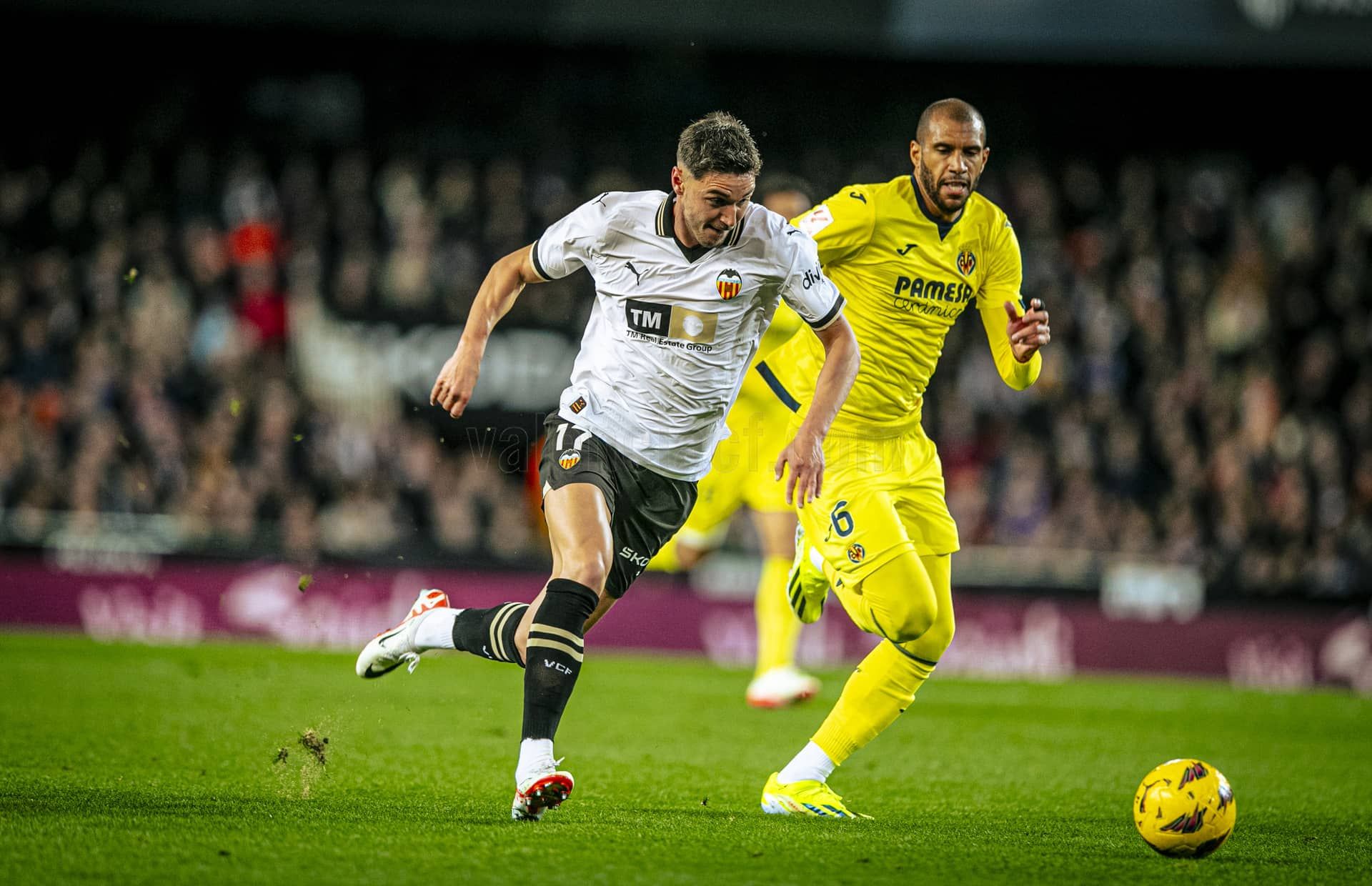  Roman Yaremchuk, ante el Villarreal CF.