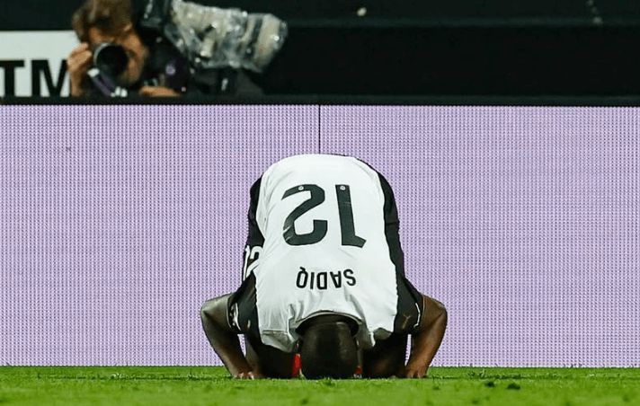 Sadiq celebra un gol en Mestalla