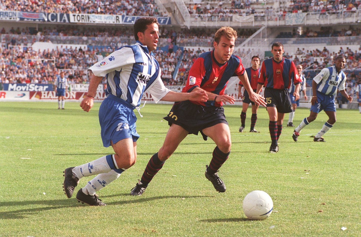 Sandro, ante Gabri, Marc Bernaus y al fondo un joven Xavi, en un partido ante el Barça B.