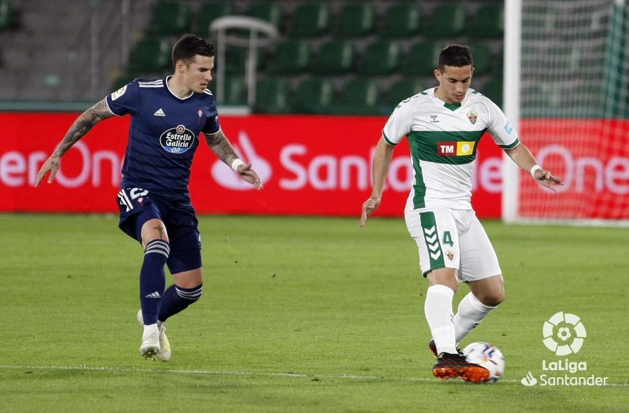 Santi Mina presiona a Diego González durante un Elche-Celta.