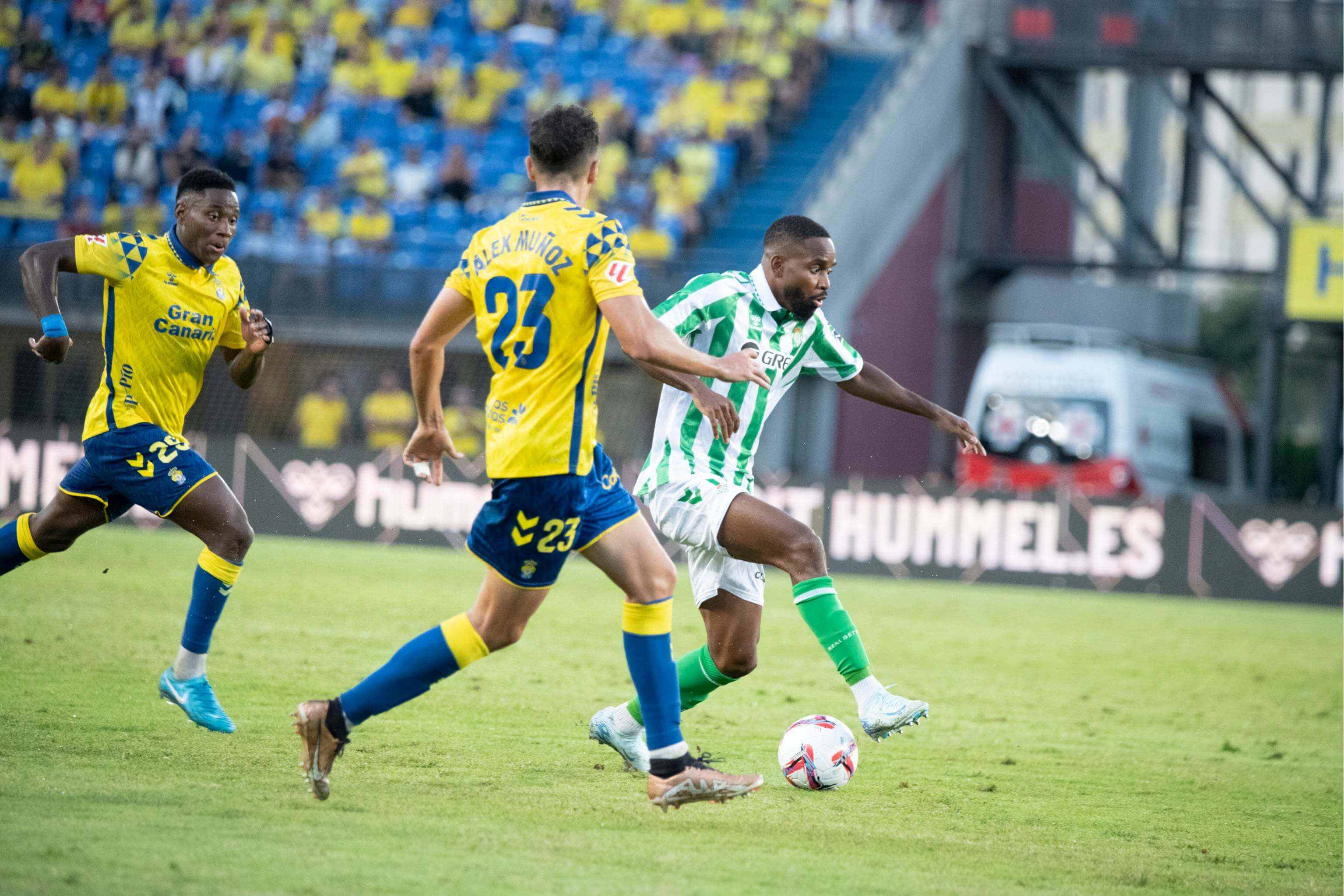  Cédric Bakambu con la pelota en el partido contra Las Palmas (foto: Cordón Press).