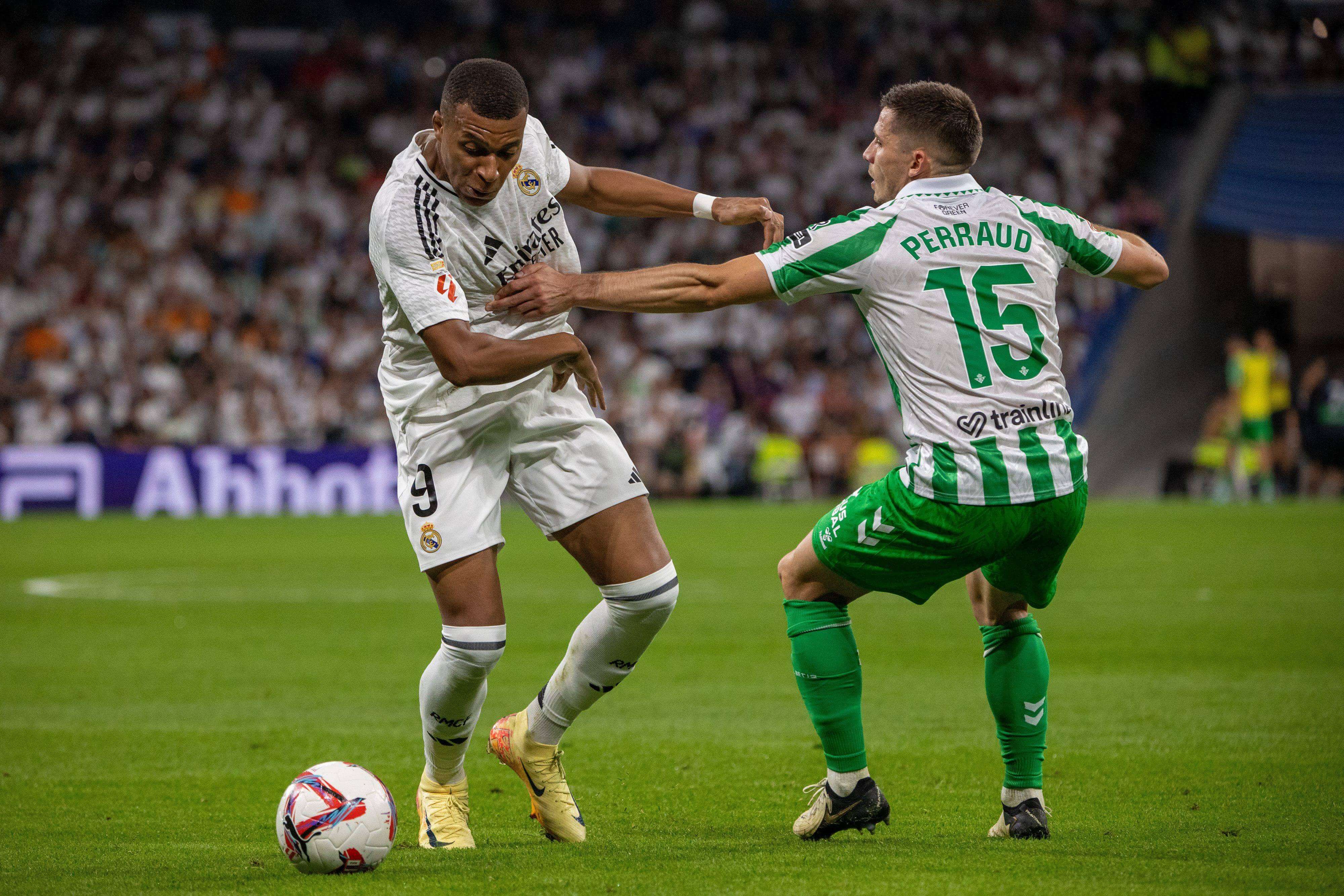  Kylian Mbappé y Perraud, en el Real Madrid - Real Betis (Cordon Press)
