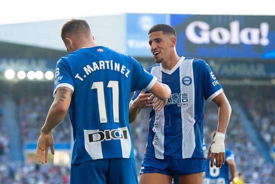 Abqar celebrando un gol con Toni Martínez en un partido del Alavés.