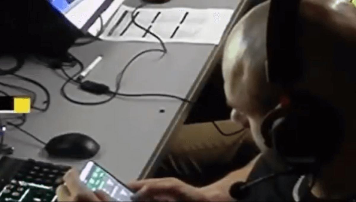 Un árbitro de VAR, con el móvil en una casa de apuestas.