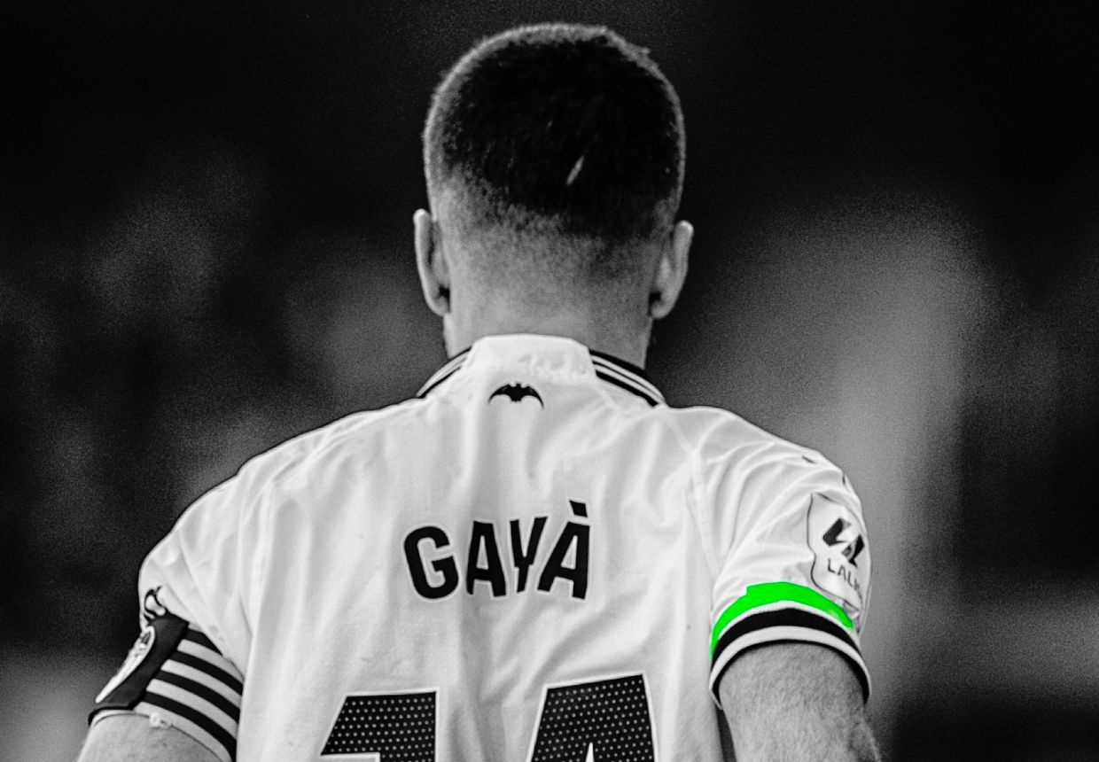  José Gayà, con un brazalete especial contra el cáncer en Mestalla.