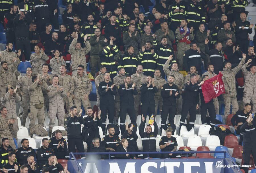  Un millar de militares, ovacionados en el Levante-Huesca en Valencia por labor en la DANA (Foto: La