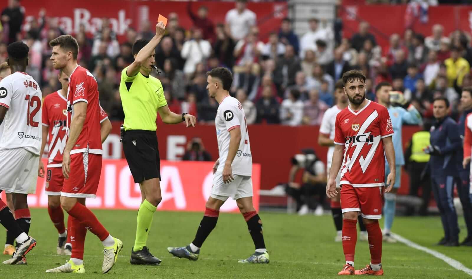 Unai López, expulsado en el Sevilla-Rayo Vallecano.