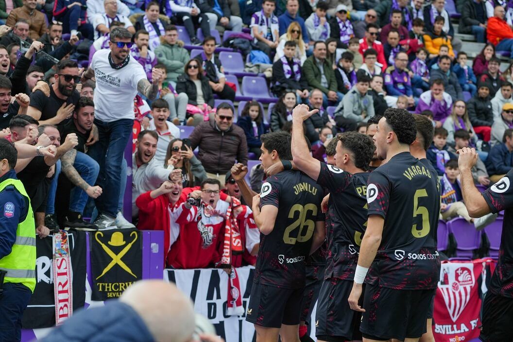 Los jugadores del Sevilla celebran uno de sus goles en Zorrilla: