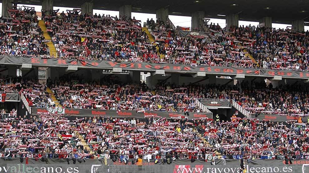 La afición rayista llenando las gradas de Vallecas en un partido
