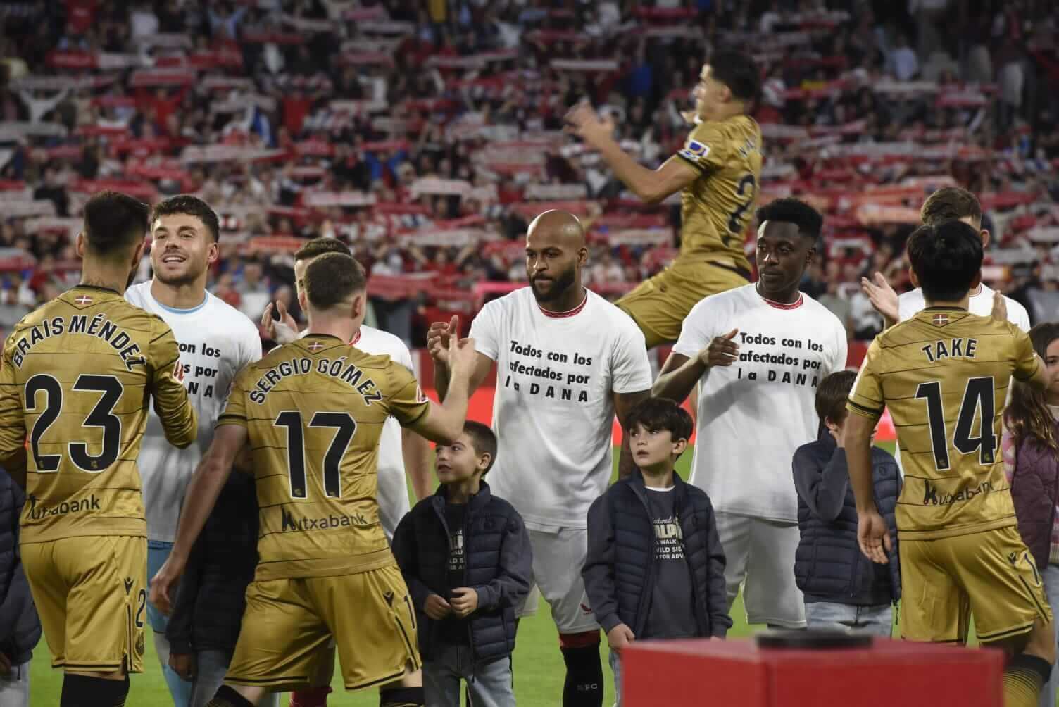  Los jugadores del Sevilla, con una camiseta en apoyo a Valencia.