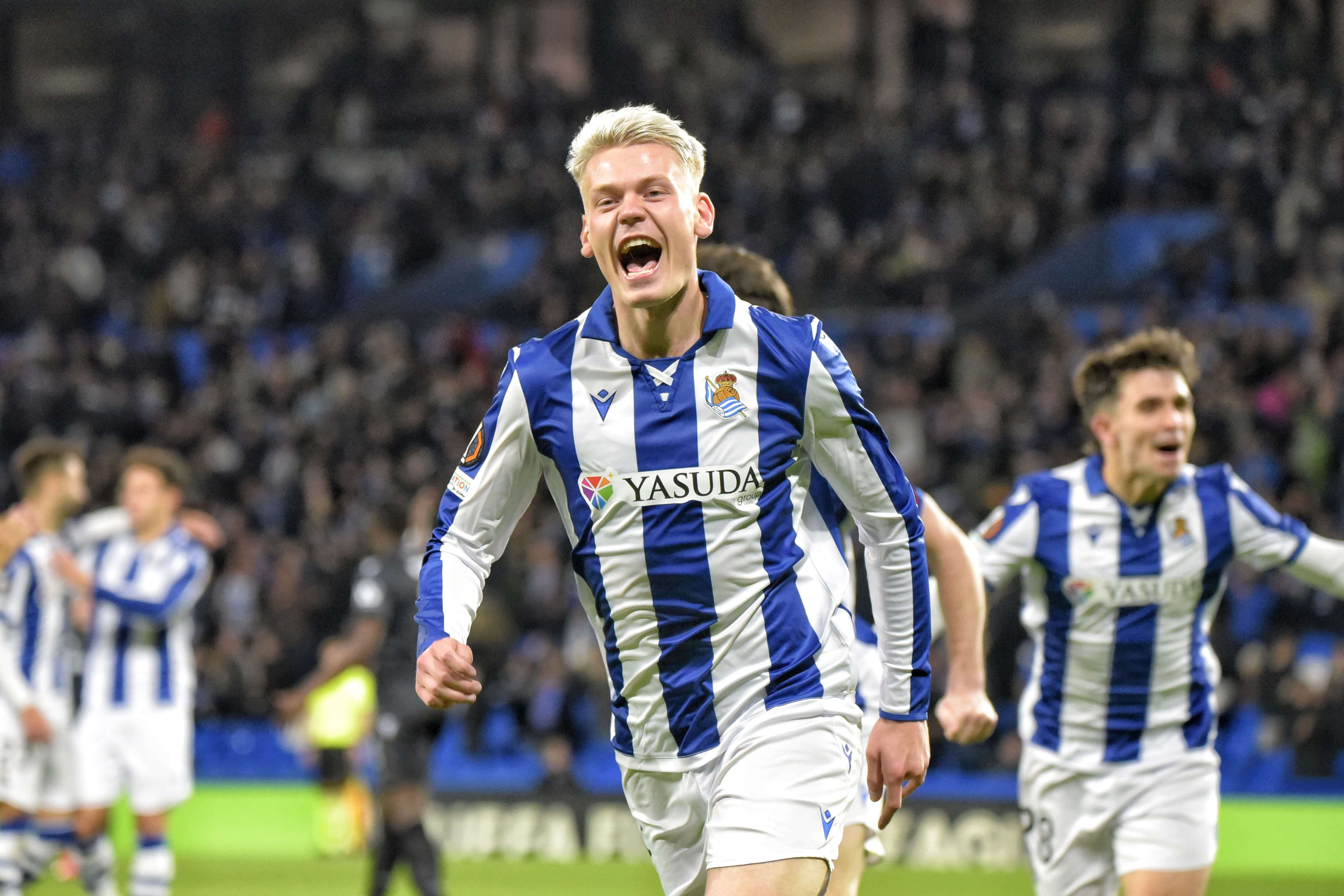 Oskarsson celebra su segundo gol al PAOK de Salónica.