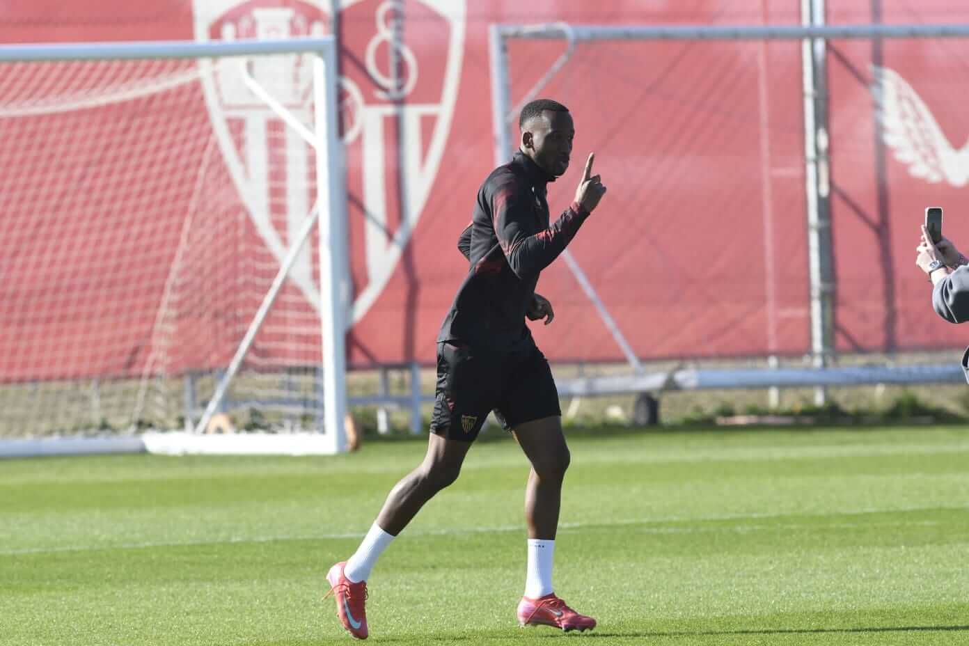 Dodi Lukebakio, durante la sesión del jueves en el Sevilla.