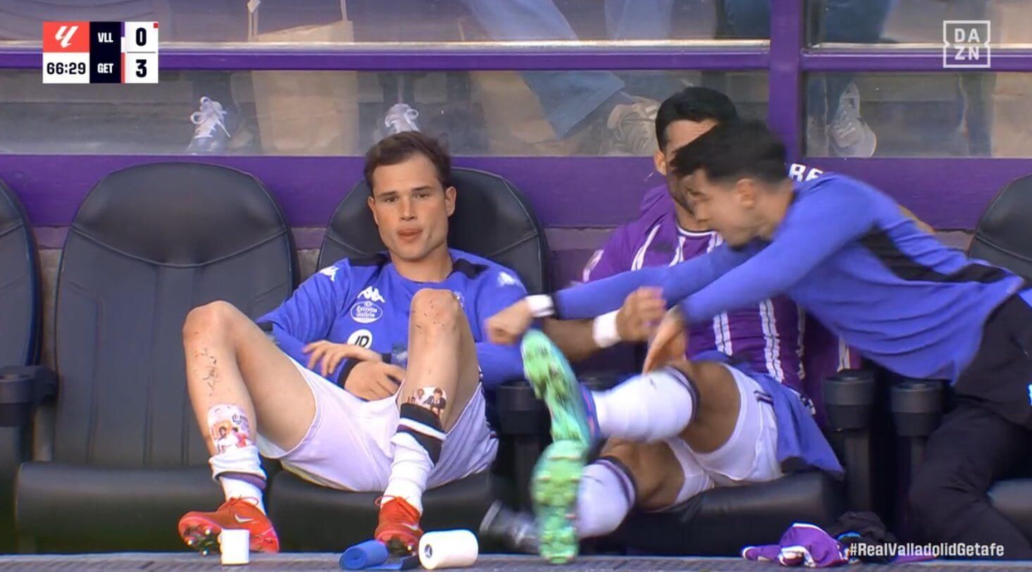  Luis Pérez trata de dar un puñetazo a Latasa.