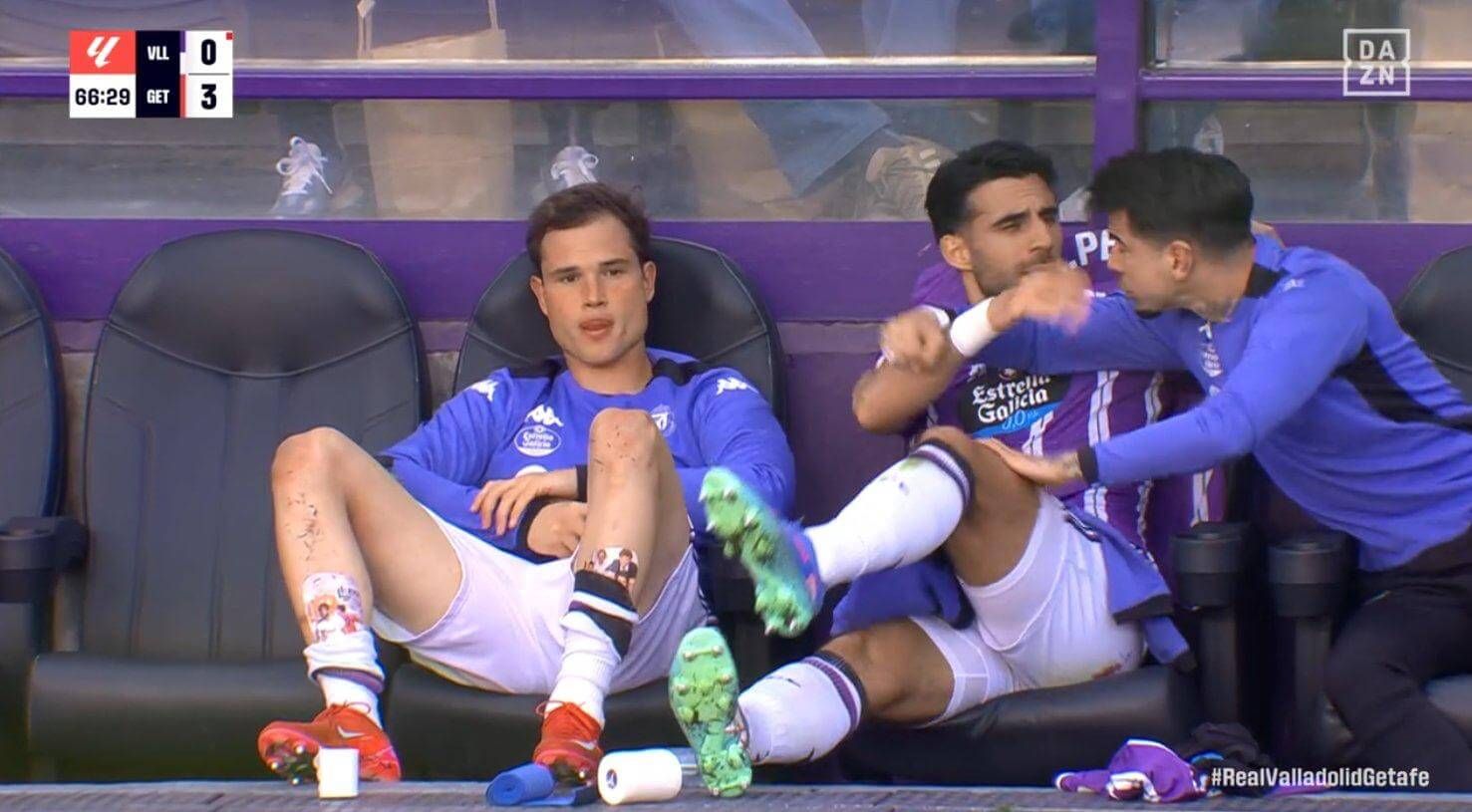 Luis Pérez trata de dar un puñetazo a Latasa en el banquillo del Real Valladolid.