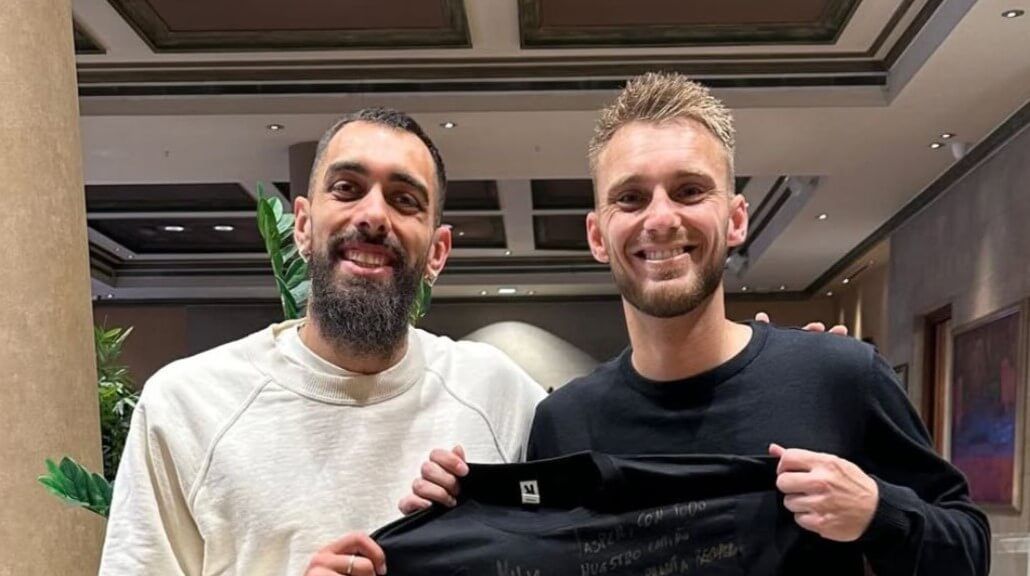 Borja Iglesias y Jasper Cillessen, tras la operación del portero.