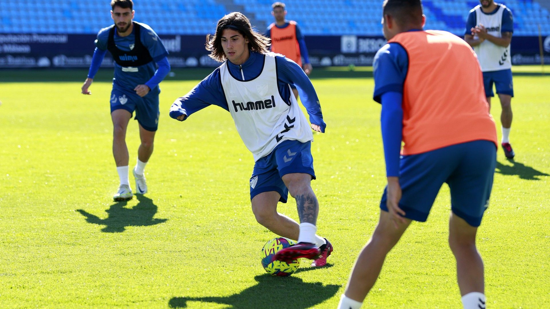  Álex Calvo, en el entrenamiento del primer equipo del Málaga.