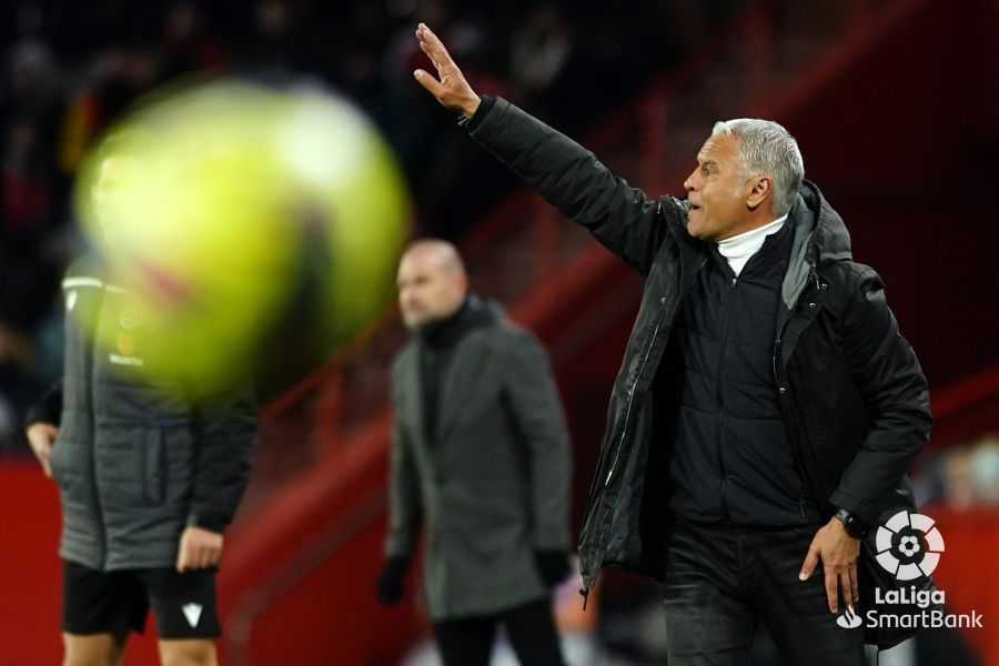  Pellicer da instrucciones durante el Granada-Málaga.