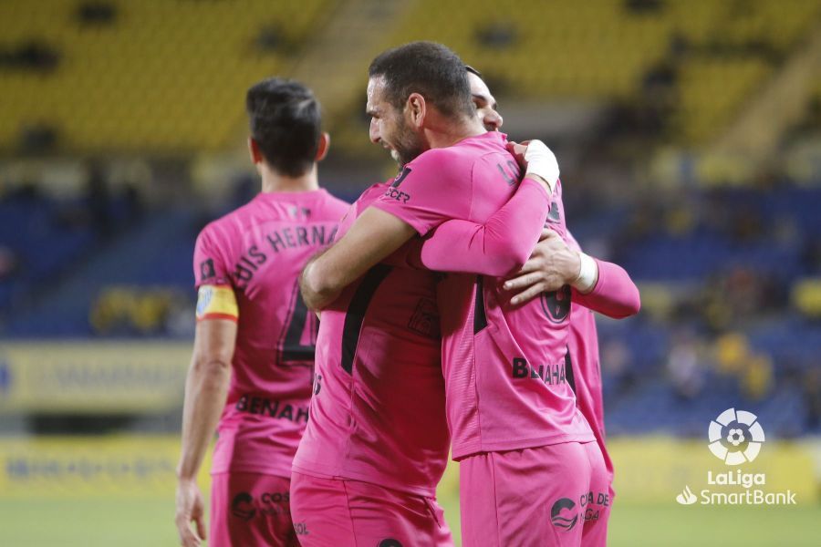  Lombán y Sadiku se abrazan tras el gol del central.