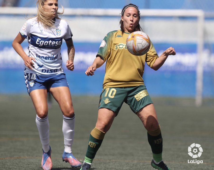 Mari Paz Vilas, delantera del Betis Féminas, controla la pelota.