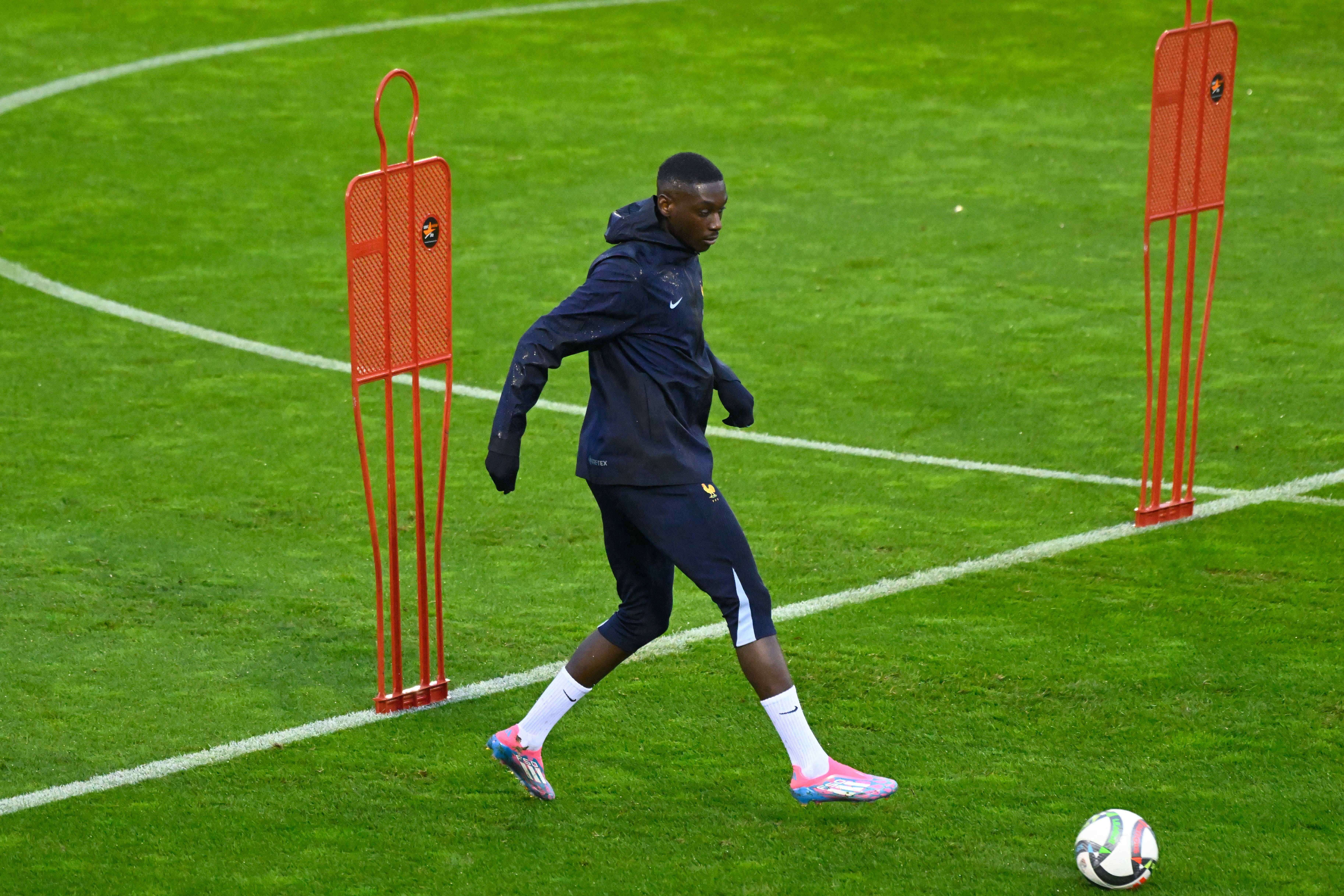 Kolo Muani, en un entrenamiento con Francia.