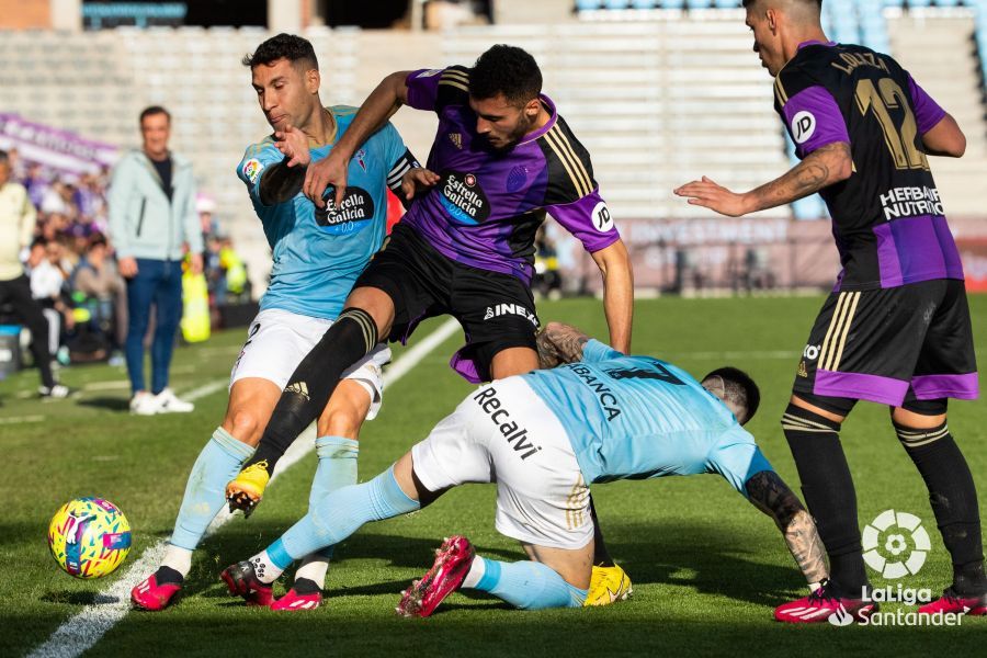 Amallah y Olaza persiguen a Hugo Mallo y Carles Pérez en el Celta - Real Valladolid (Foto: LaLiga)