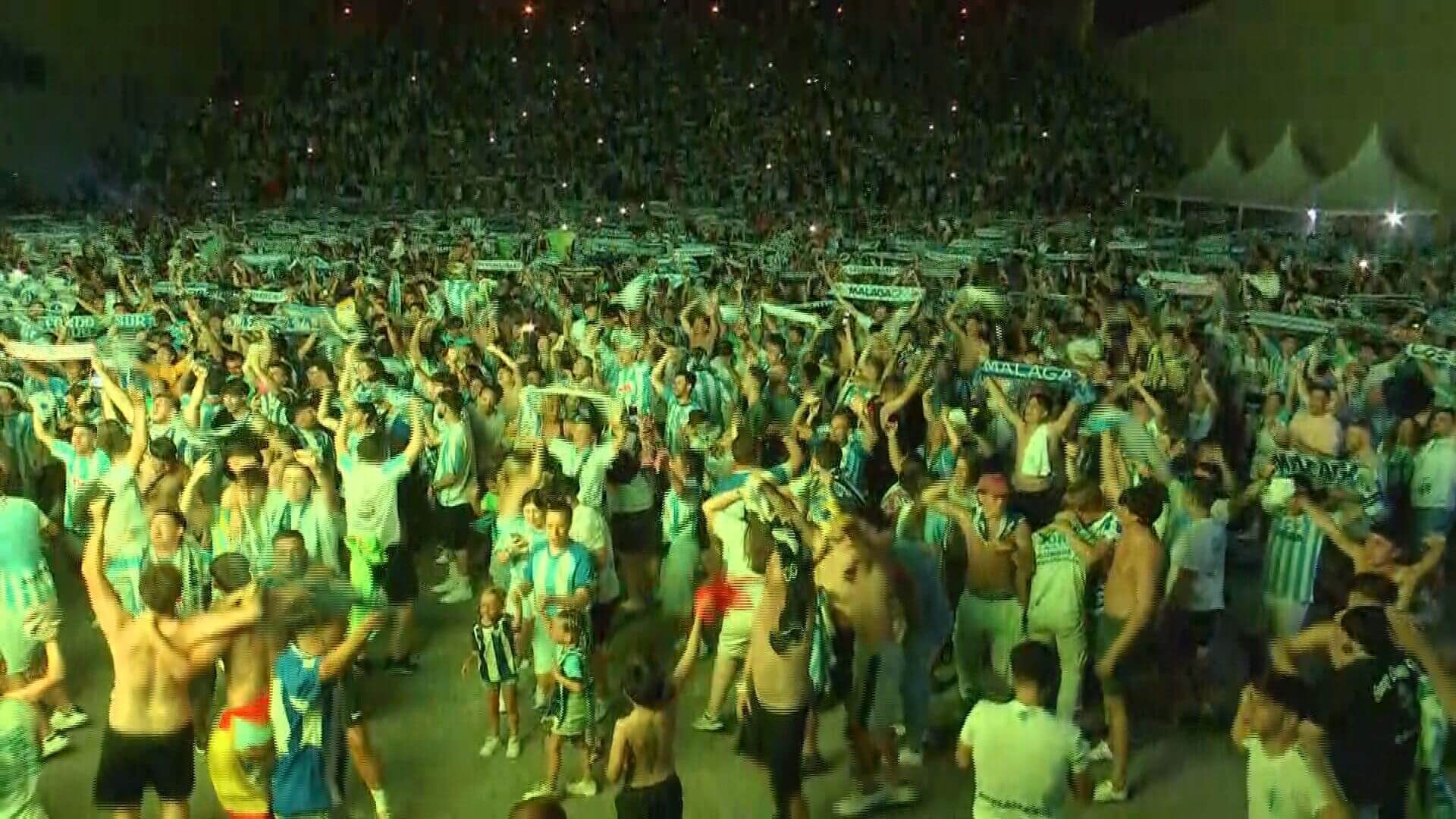 La afición del Málaga festeja el ascenso a LALIGA HYPERMOTION