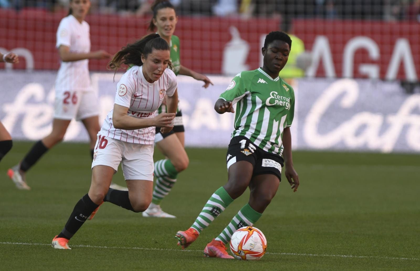 Asantewaa controla ante Almudena Rivero (FOTO: Kiko Hurtado).