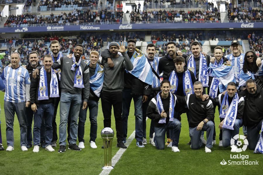 Los jugadores del Unicaja, en el centro de La Rosaleda.