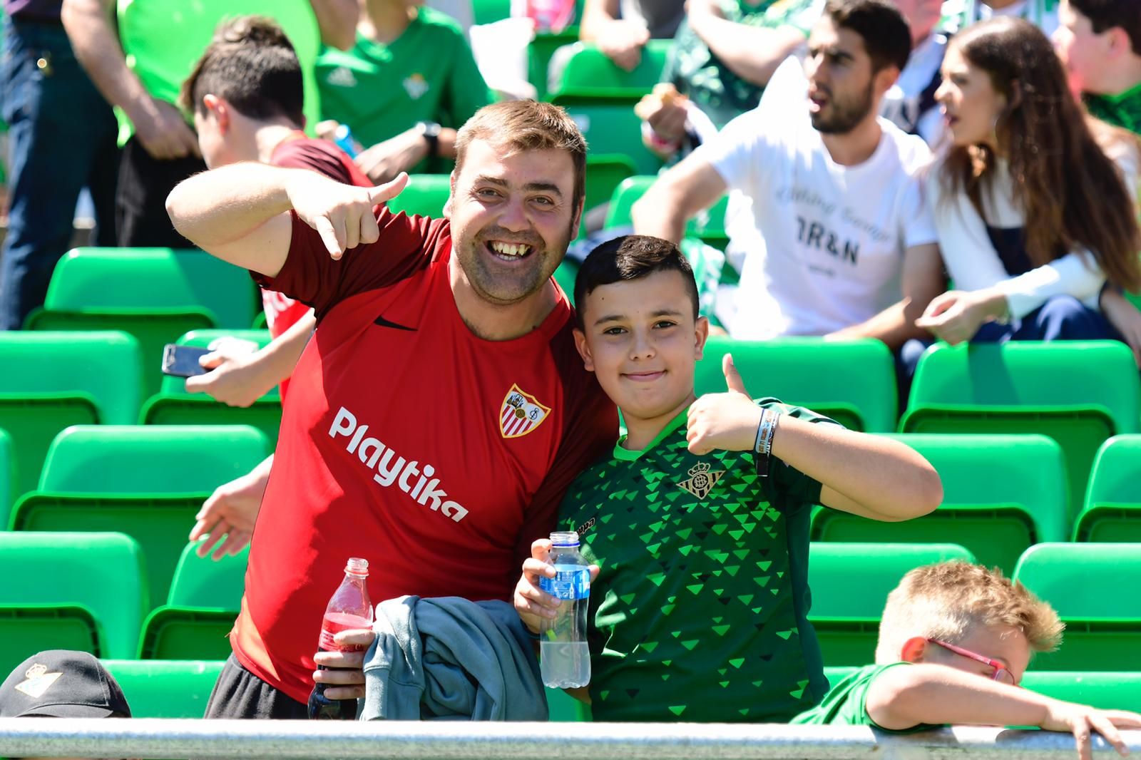  La afición acudió al estadio para disfrutar del partido de fútbol femenino.