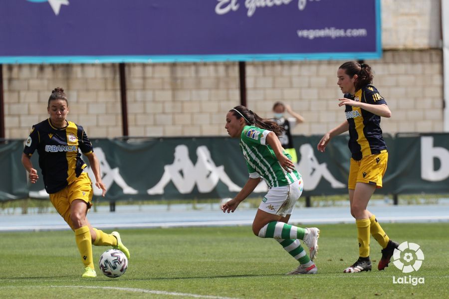 La bética Mari Paz Vilas con la pelota.