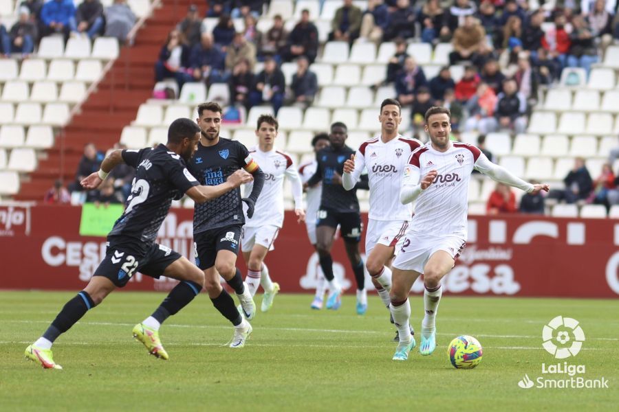  Luis Muñoz persigue a un rival en el Albacete-Málaga.