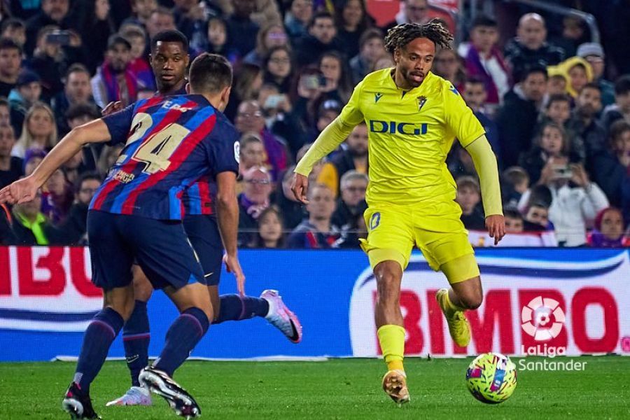 Bongonda controla el balón (Foto: LaLiga).