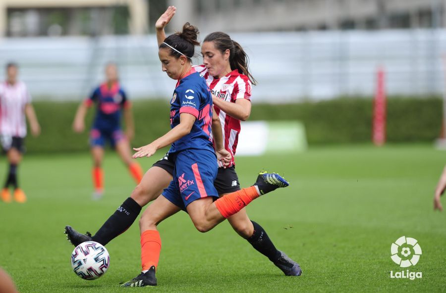  Virgy García con la pelota.