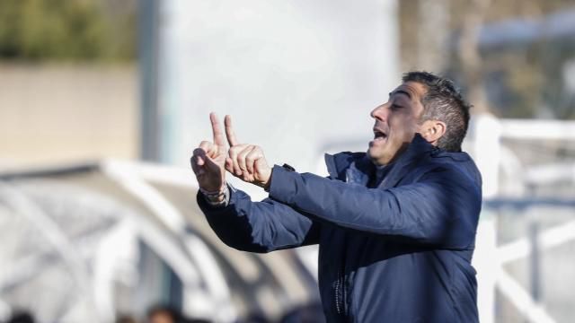 Antonio Contreras da indicaciones a sus jugadoras desde la banda.